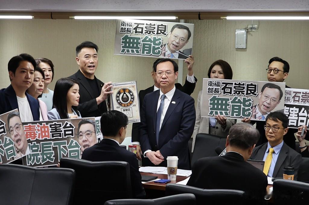 蓝委围剿卫福部门人负责人石崇良，绿委悠然台下看。柯志恩认为这是绿委也对石崇良看不