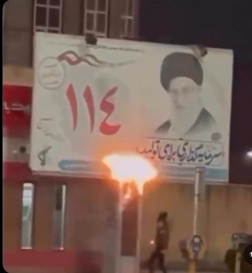 伊朗各地爆发大规模抗议活动，包括人们焚烧哈梅内伊的画像。抗议活动的活跃阶段已经