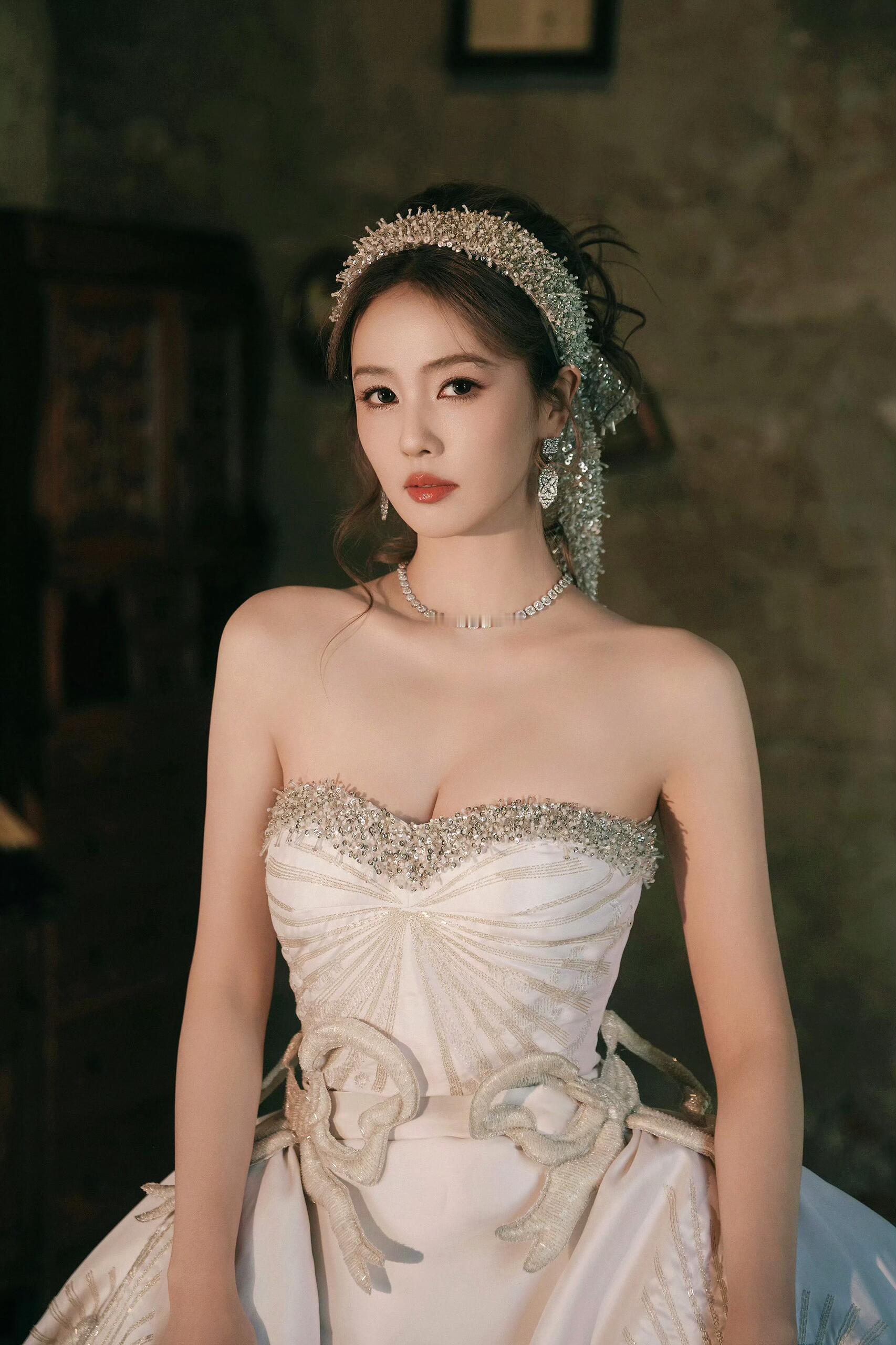 白鹿纯白抹胸高定白鹿✖️微博视界大会白鹿这一身JulienFournié