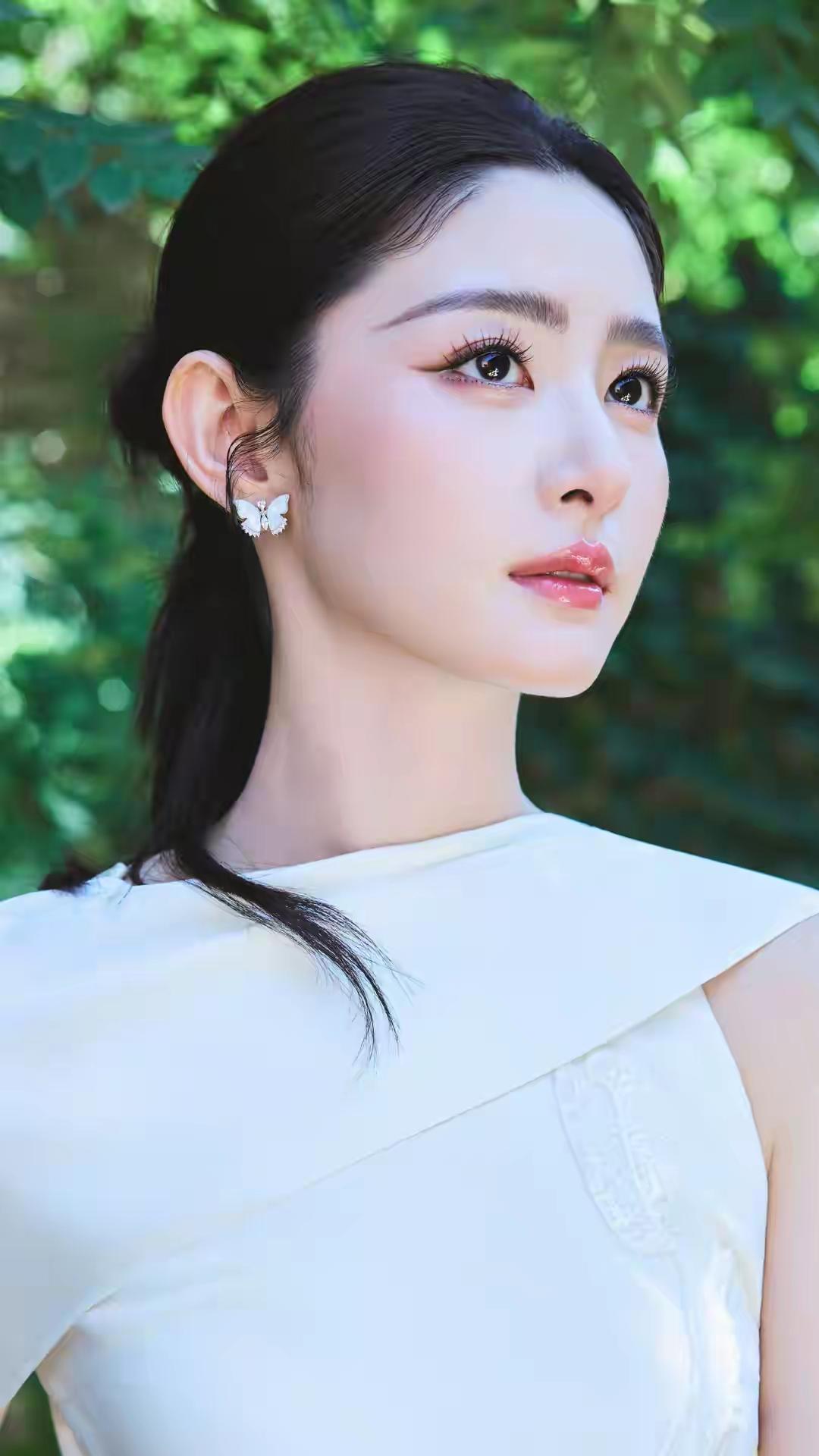 玉人倚树，耳畔蝶舞轻。