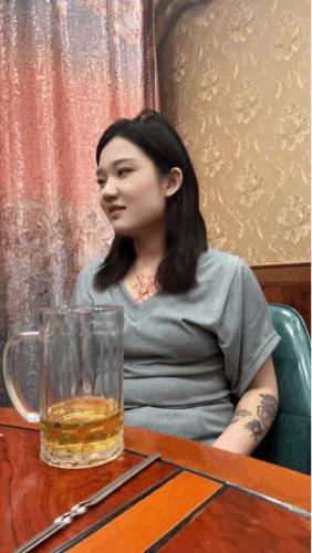 啥啤酒啊，喝的裤子都没了[捂脸哭]