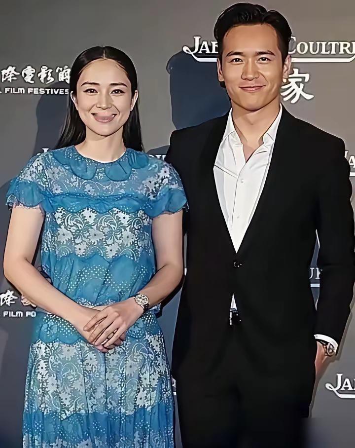 高云翔又上热搜了。这次不是因为官司，也不是因为改名，是在天津商场陪刚会走路