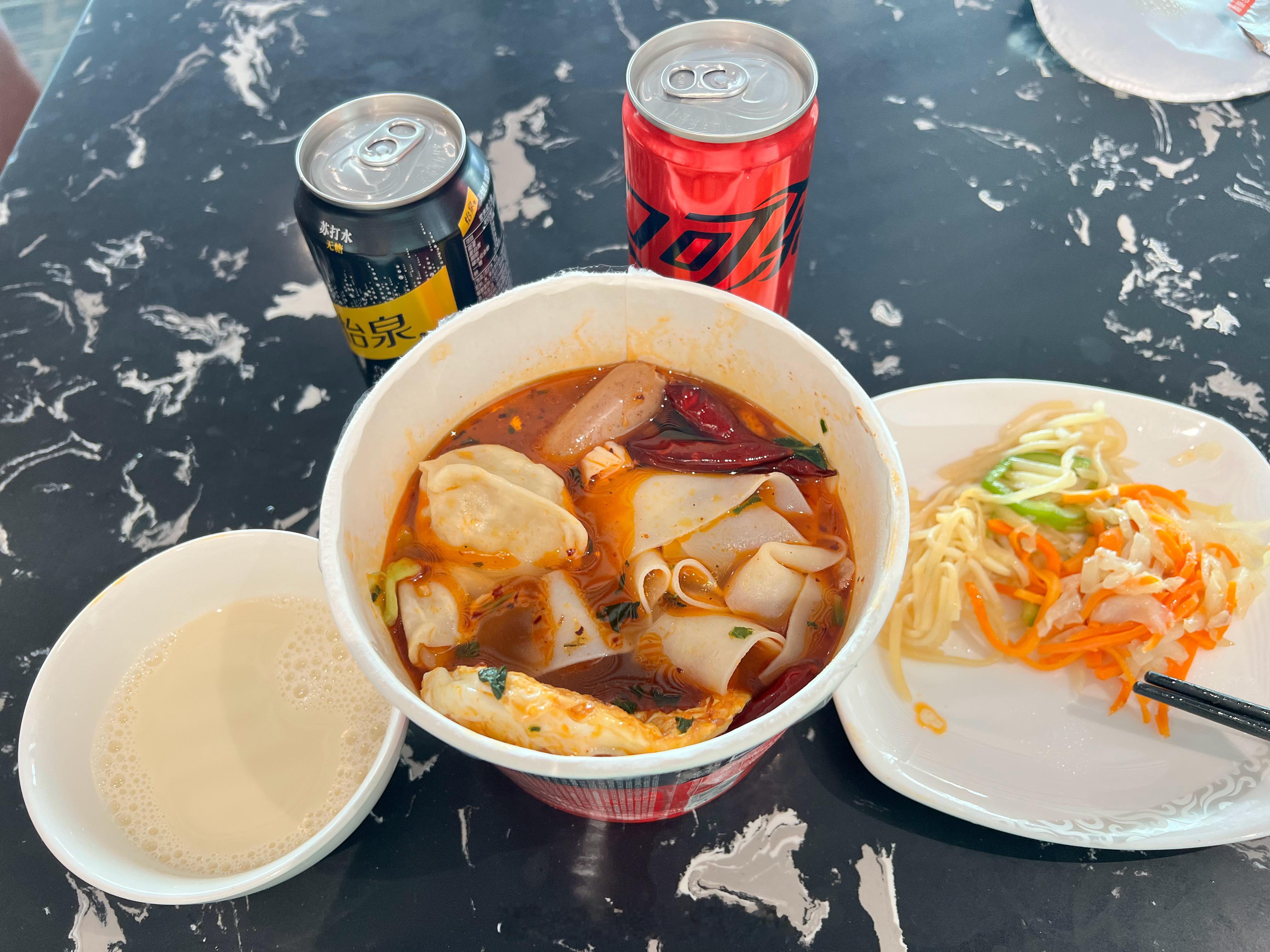 来机场干一碗高配版泡面，因为国航首都机场休息室的早餐真的是太难吃了国航​​​