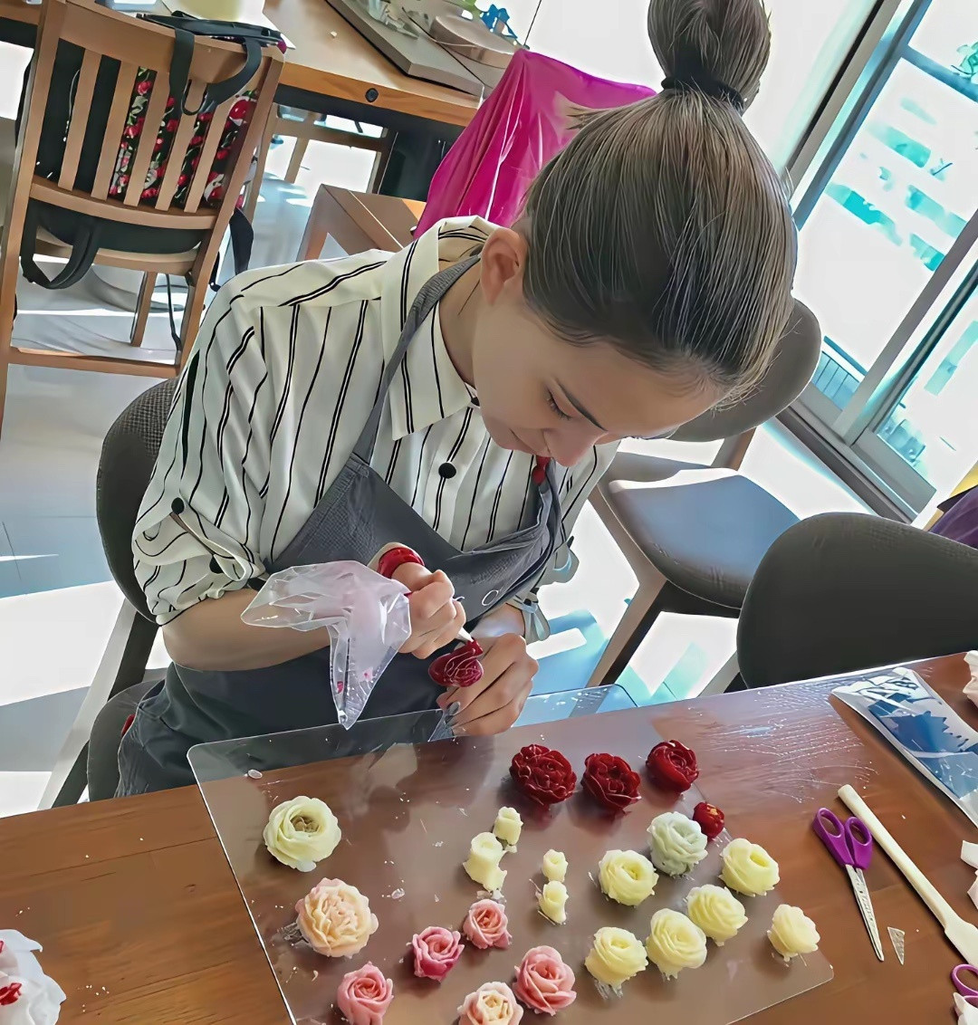 原来富豪太太，在家都不会闲着的，周杰伦老婆昆凌这蛋糕，感觉这卖相不开店可惜了