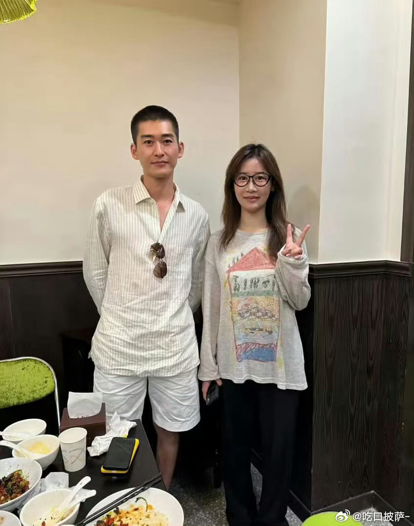 张翰在上海逛街吃饭被偶遇，他减肥了，剪了寸头，没有油腻的感觉了！