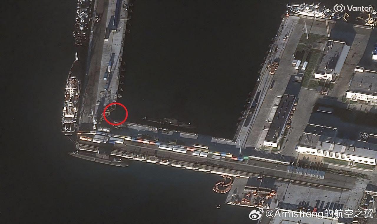 新罗西斯克“华沙维扬卡”级潜艇遭袭后的卫星照片，爆点距离潜艇还有一点距离。俄方坚