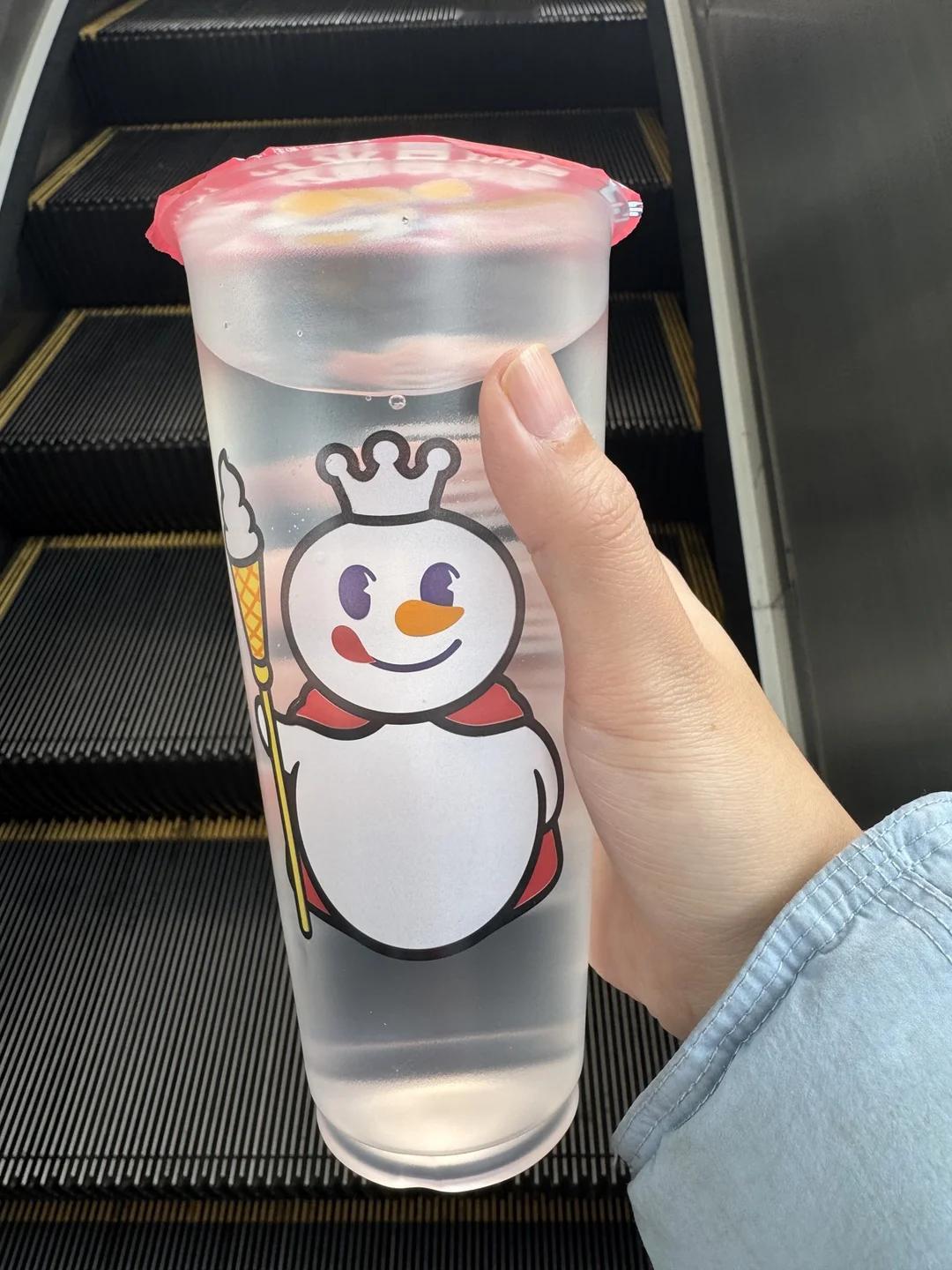 女子带老人逛街，没带水杯，走了四家奶茶店都买不到白开水。最后走到蜜雪冰城，店员用