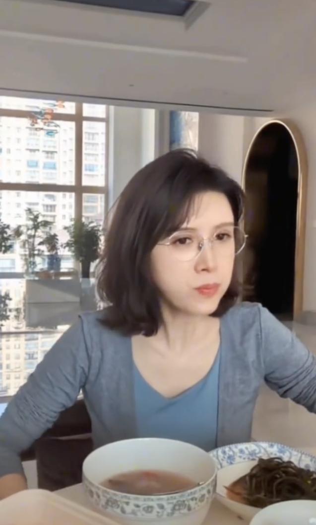 金巧巧，惹上争议！4月1日，一向低调金巧巧，冲上了热搜，这次她不仅没有圈粉，