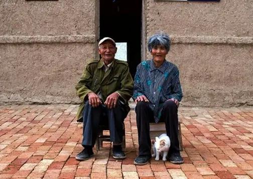 1964年，边防战士魏德友，回山东老家相亲，因为长相英俊，上门相亲的女孩排成长队