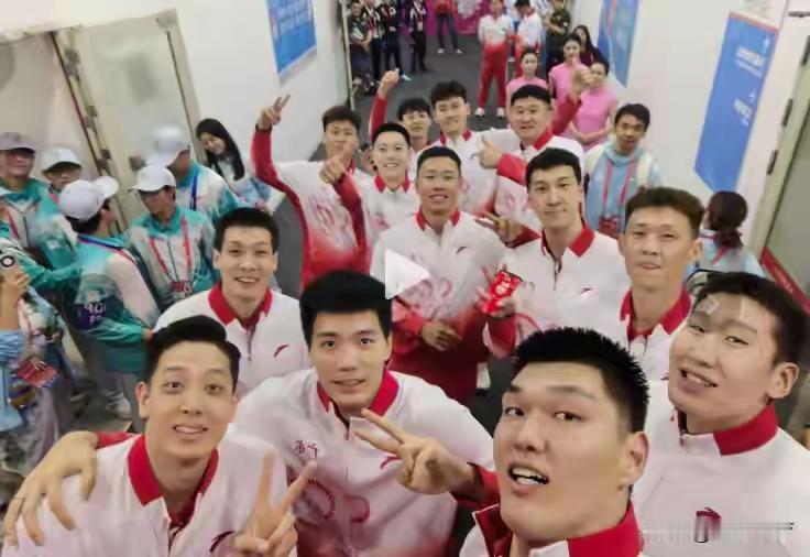 “聚是一团火，散是满天星”！杜峰流泪、赵睿哭了、徐杰哽咽、胡明轩不舍……杜峰和“