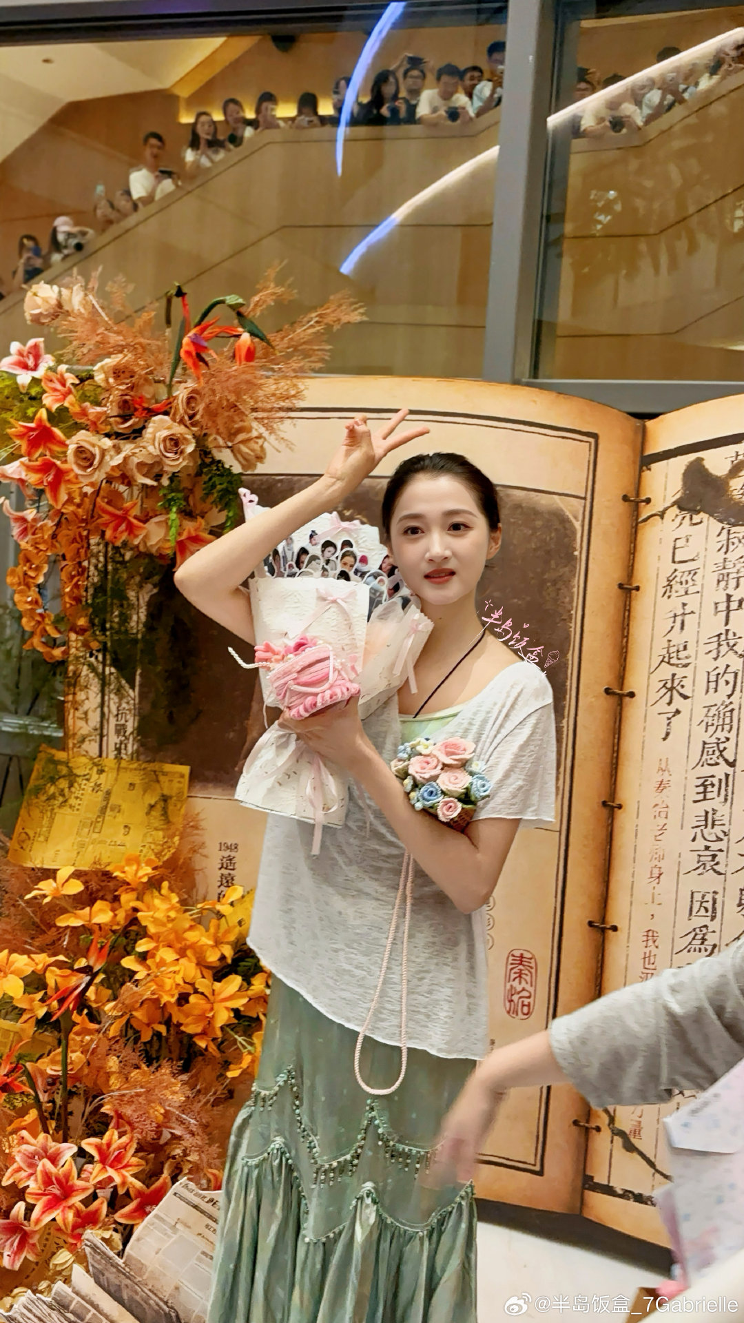 #关晓彤#[抱抱][抱抱]上个月话剧的照片，我终于舍得发出来了一天自己欣赏2778遍​