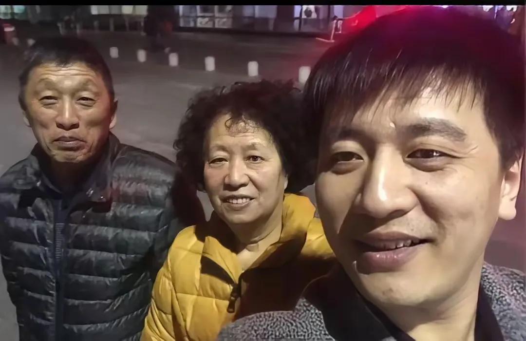 照片中的三个人，如今只剩下一位了，四年前丧夫，如今儿子又走了，对张雪峰的妈妈来说