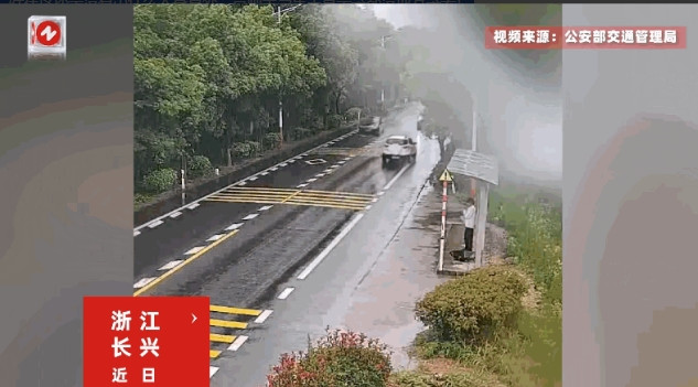悲剧还是发生了！近日，浙江长兴，一辆轿车在行驶时因为不满前面的轿车速度太慢，竟在