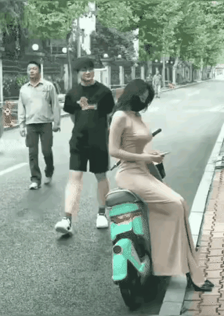 差点误会了！她的反应是慢半拍还是太善良？看到个事儿，一位女士一开始好像有点懵