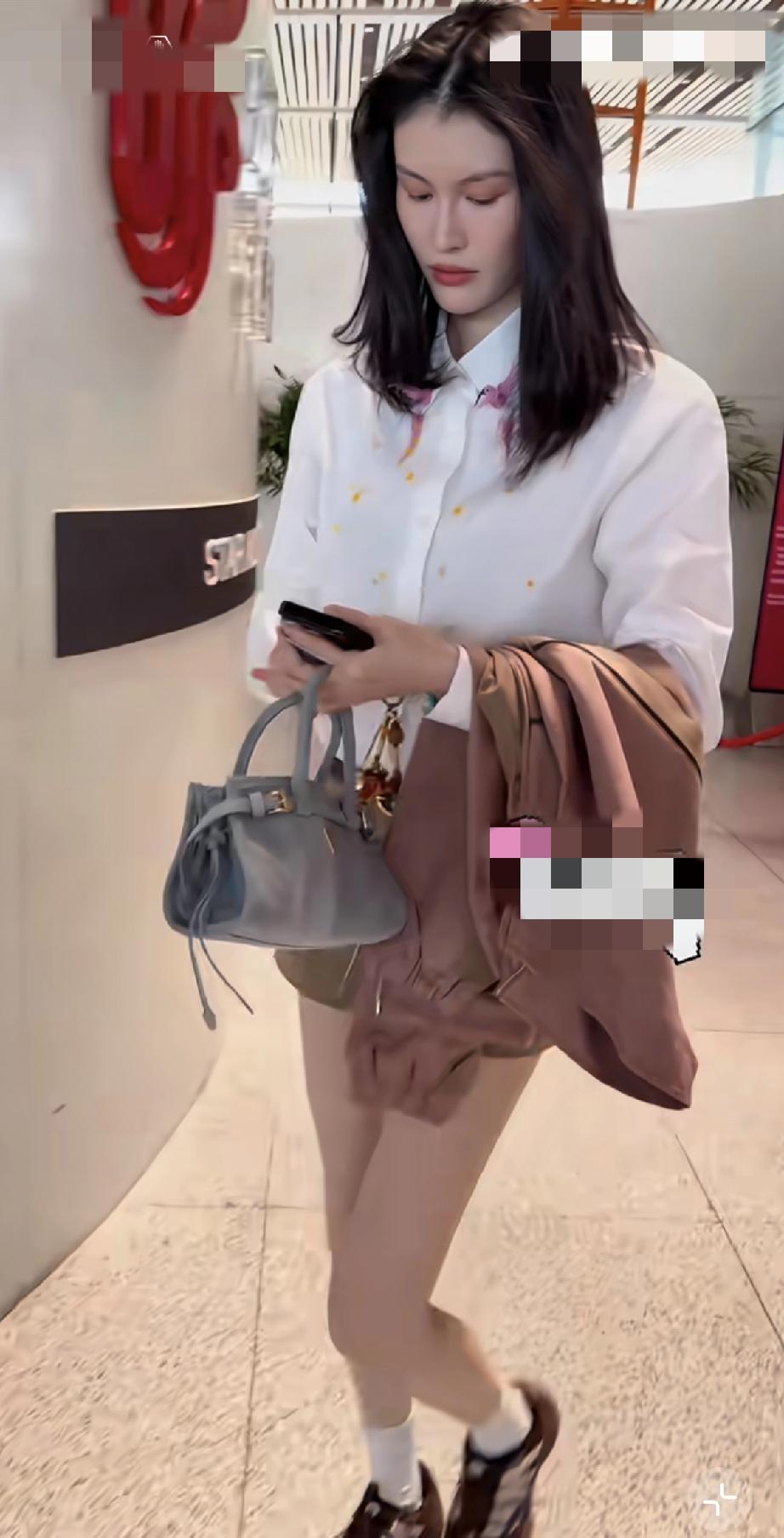 4月27日，何穗北京机场无修图曝光，身材挺好的，已经恢复了从前，网友却说她脸老了