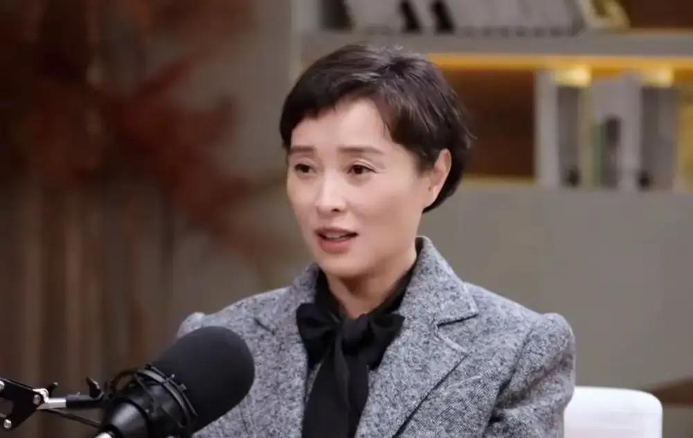 别再可怜那个53岁没结婚的女人了。鲁豫问她那段十年恋情。她穿着白衬衫，手一摊