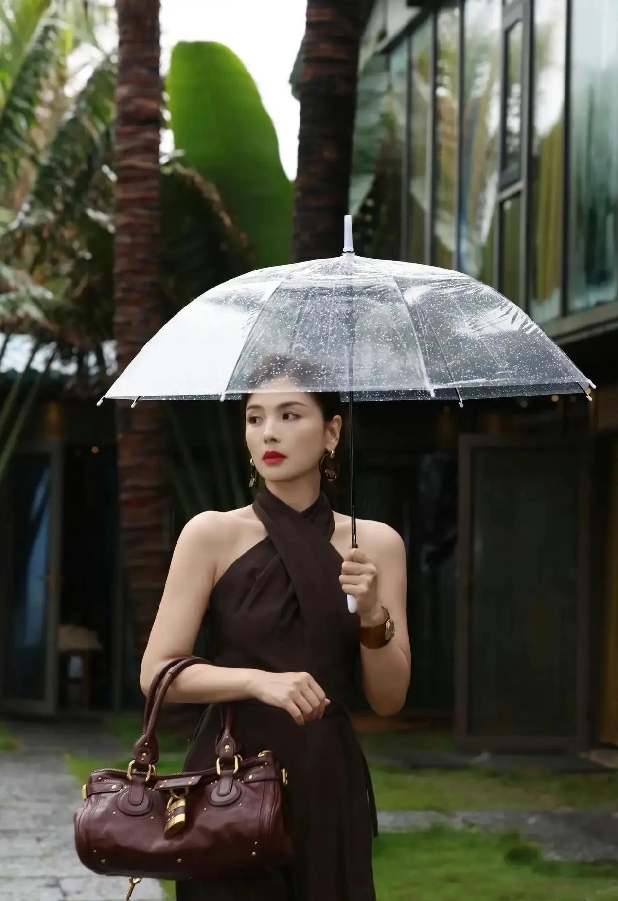刘涛这一身，给中年女生穿搭上了一课下雨天海边撑伞这组图太绝了！深棕挂脖连体裤