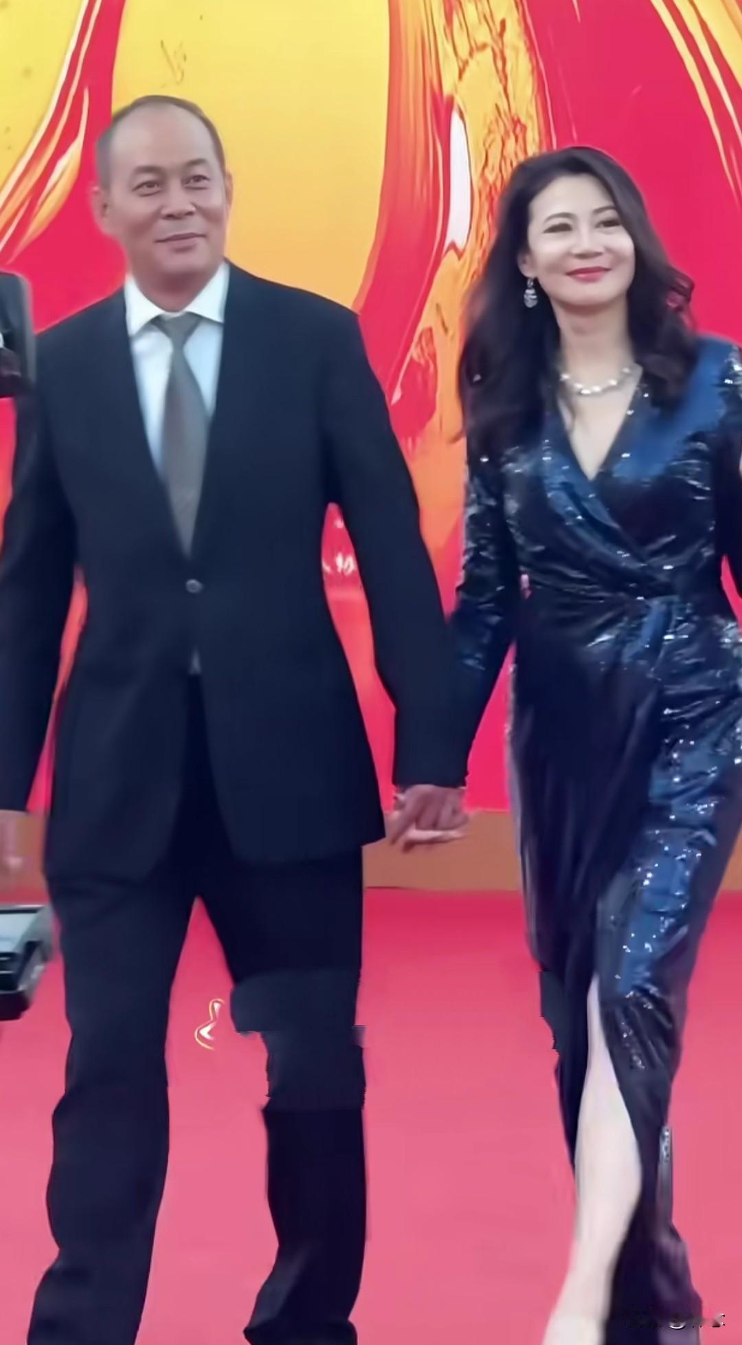 金鸡奖红毯上的“夫妻档天花板”！张光北牵陈炜，佟凡牵赵越，这才是娱乐圈的模范[赞