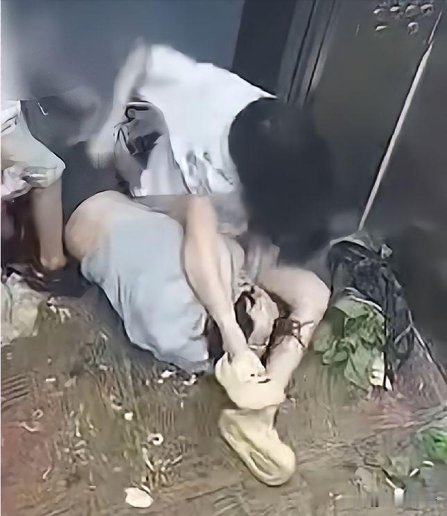 一个小男孩独自站在电梯门口，一直用身体挡着电梯门，足足挡了20秒，专门等自己的妈