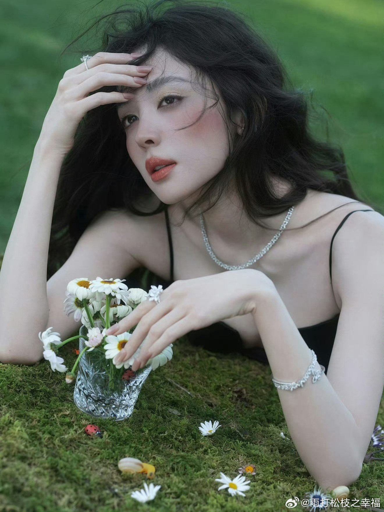 谁给娜扎美甲贴成这样的古力娜扎《InStyle优家》封面大片因美甲师贴的甲片翘边