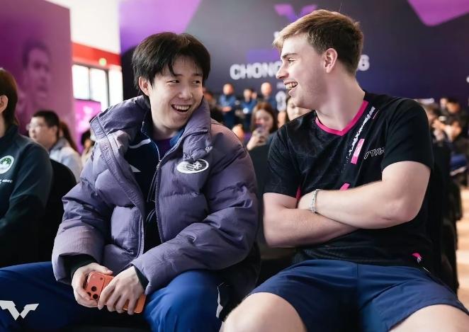 抽签现场，王楚钦和莫雷加德一见面就聊的不亦乐乎，两人全程笑到合不拢嘴，氛围也太欢