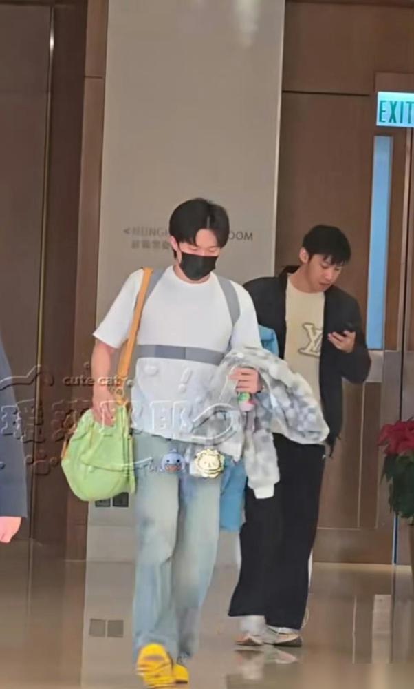 头头香港出发，回家了！一大早现身香港机场的楚钦老师，出发回京了！简单说下