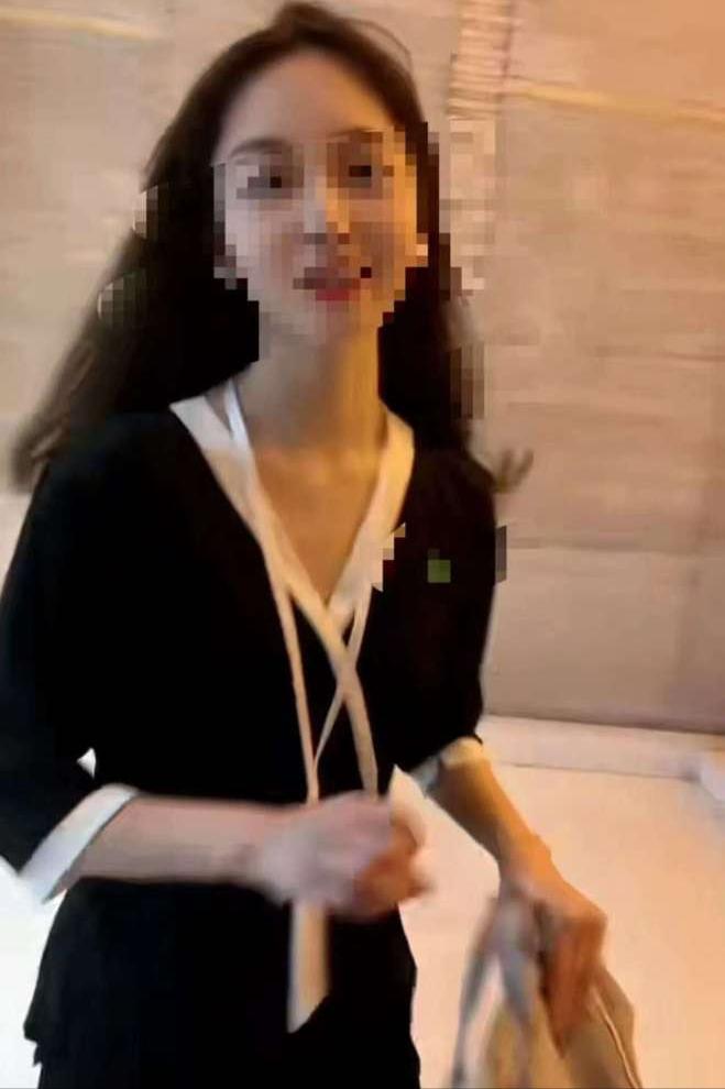 太扎心了！月入3万的程序员，叫了一个“按摩女”上门服务。期间，程序员炫耀自己一