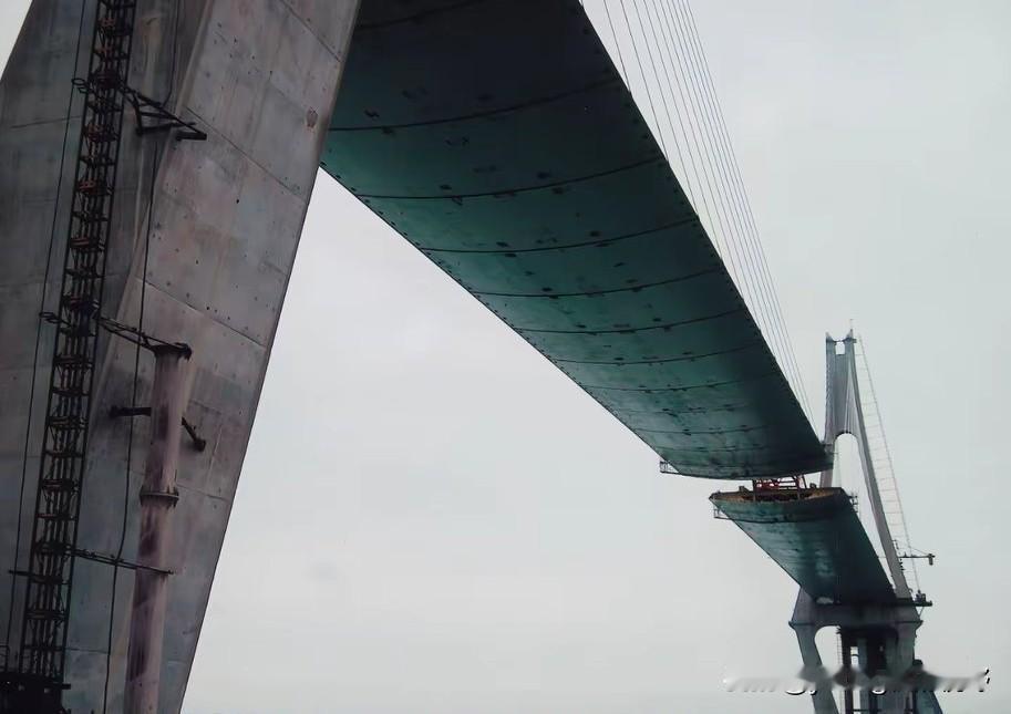 一张拍摄于20多年前正在建设的湛江海湾大桥的老照片。湛江海湾大桥通车于2006年