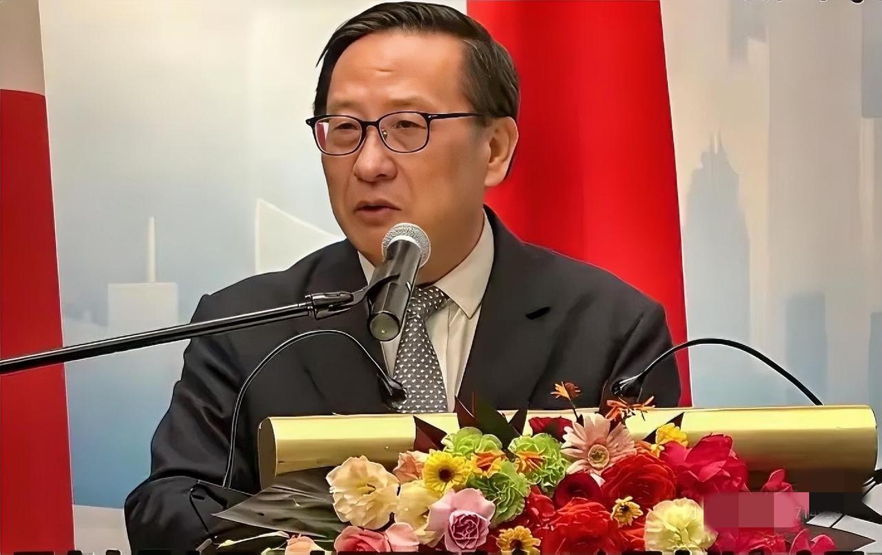 那个瞬间，我鸡皮疙瘩都起来了。BBC的直播间，对面坐着那个逃犯，高志凯就那么平