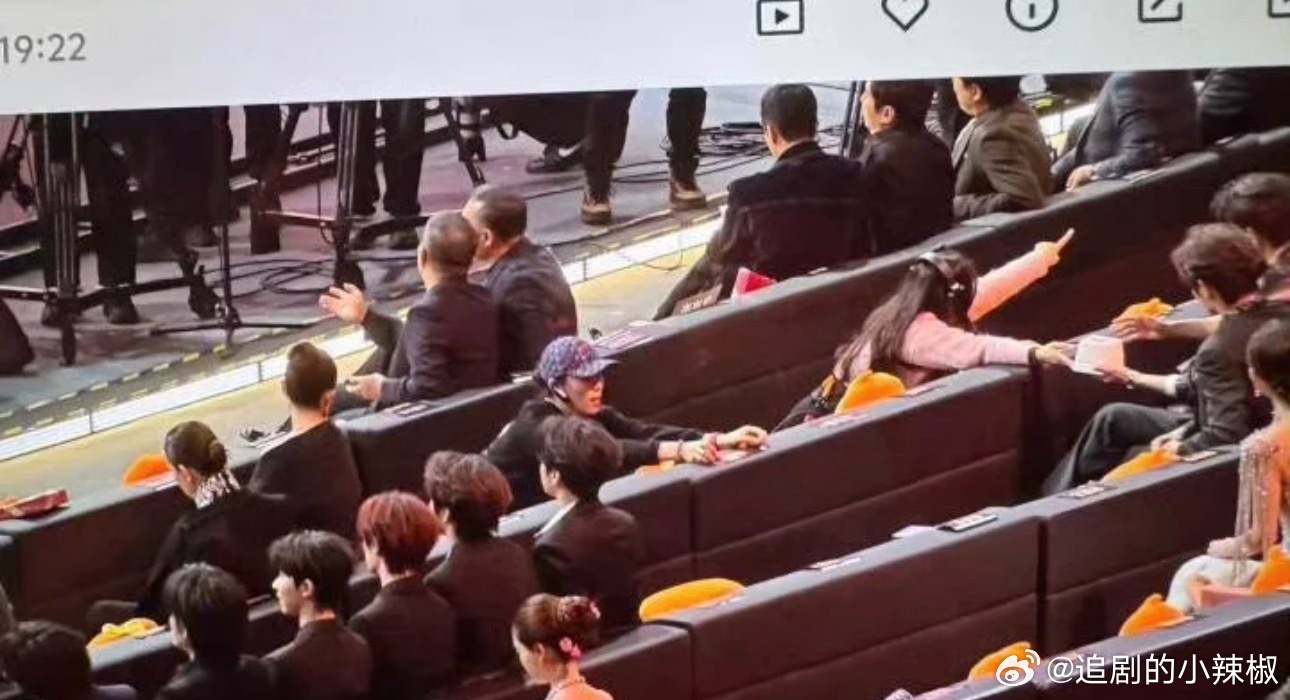 现场把肖战的座位又换回来了
