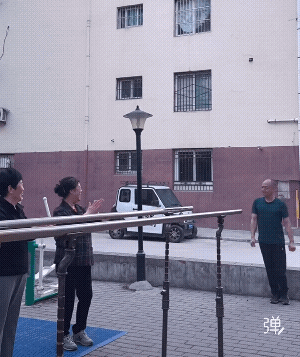 大叔在奶奶们的掌声中彻底迷失了自我！[捂脸哭]