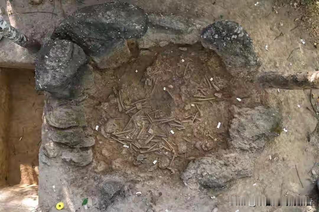 老挝那个石缸平原说白了就是一个古代乱葬岗子，只不过人家有钱用石头凿缸，一口缸里塞