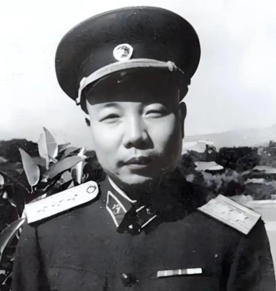 1949年，萧华被任命为广西省委书记，就在他准备上任时，毛主席却给华中局发报：“