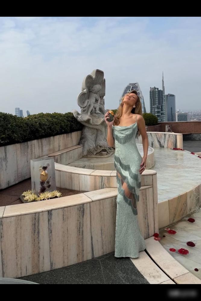 BellaHadid穿个Dior古着，网上就吵翻了天，非拿她跟妮可基德曼二十多