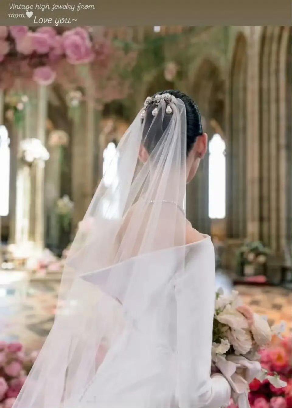 奚梦瑶戴了婆婆的珍珠发夹看到奚梦瑶戴婆婆的珍珠发夹，真的被暖到了！一句“妈妈的复
