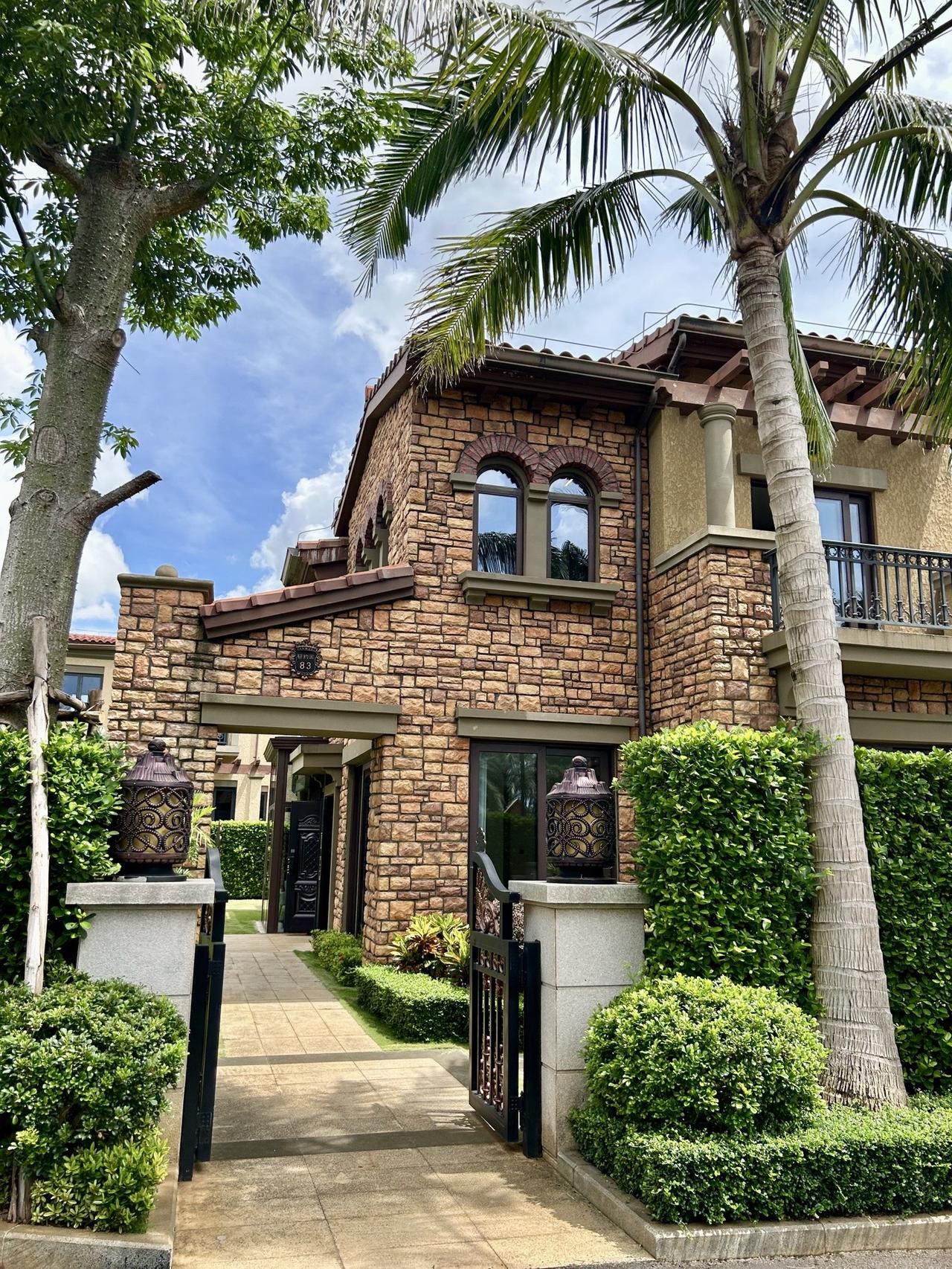 房价日渐稳定了，价格也很如意，小姨入手了海口近郊的206平小别墅，独门独院的，边