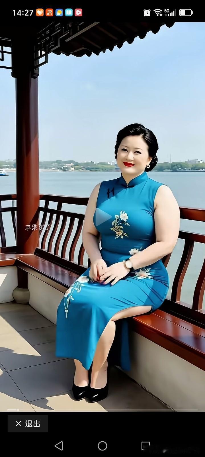 秋日黄昏，一位身着优雅蓝裙的女子静坐在湖畔。夕阳余晖洒下，蓝裙染上暖色调，与波光