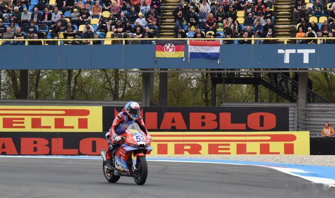 张雪机车德比斯第七完赛无缘领奖台，钱江摩托夺得挑战组冠军 北京时间4月19日