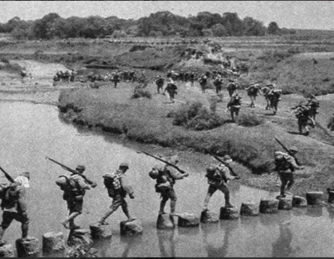 1945年4月，新四军第3师作战室。参谋长洪学智一拍地图：“师长，打阜宁！时