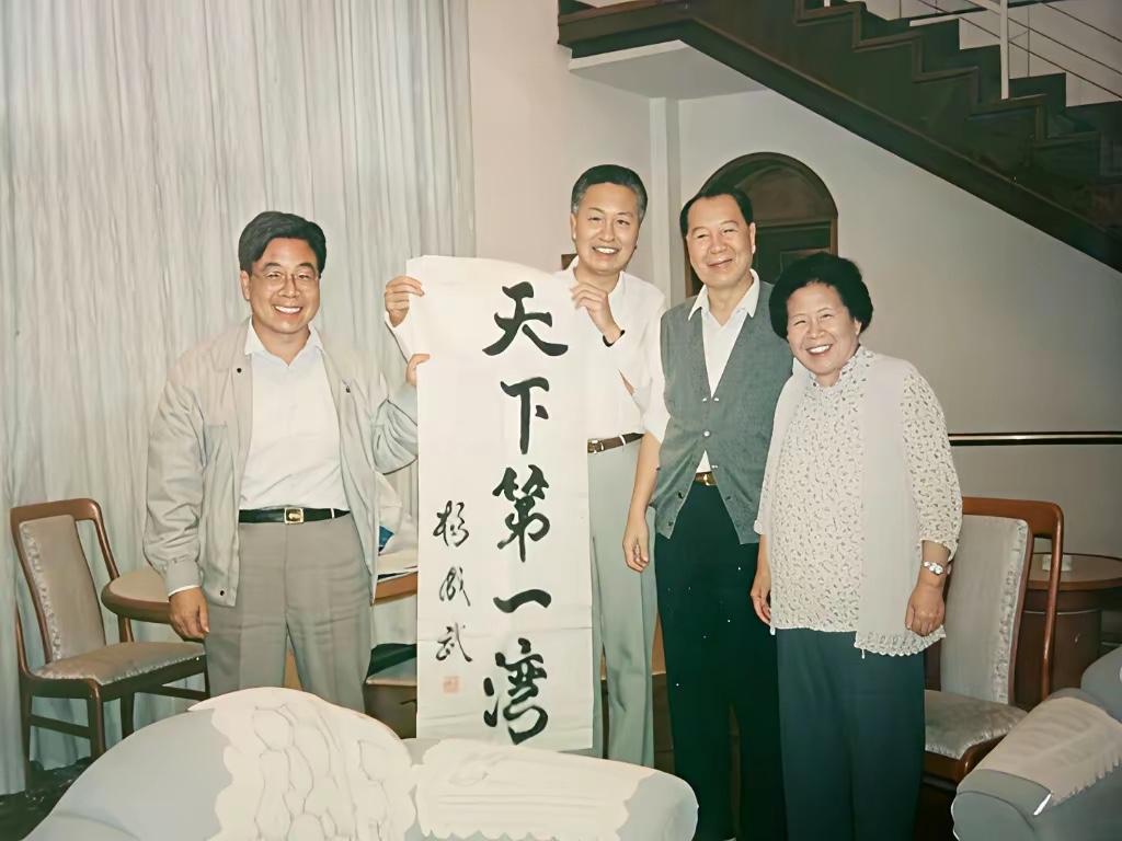 90年代中期，贾延岩、陈小鲁与杨成武夫妇在室内的一张合影。陈小鲁双手高高托举着一