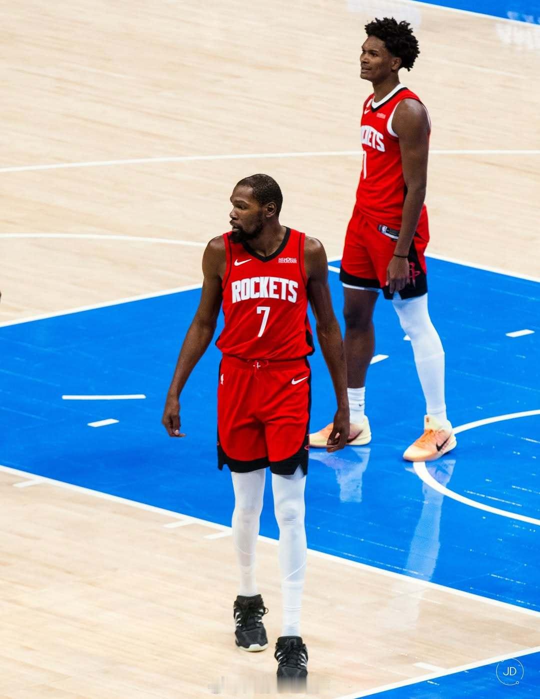 先努力让自己发光，对的人才能迎着光而来。晚安🚀🌛​​​