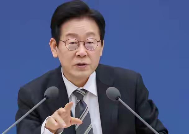 韩国总统李在明的汉字情结。韩国《朝鲜日报》报道：12月15日，李在明在出席韩