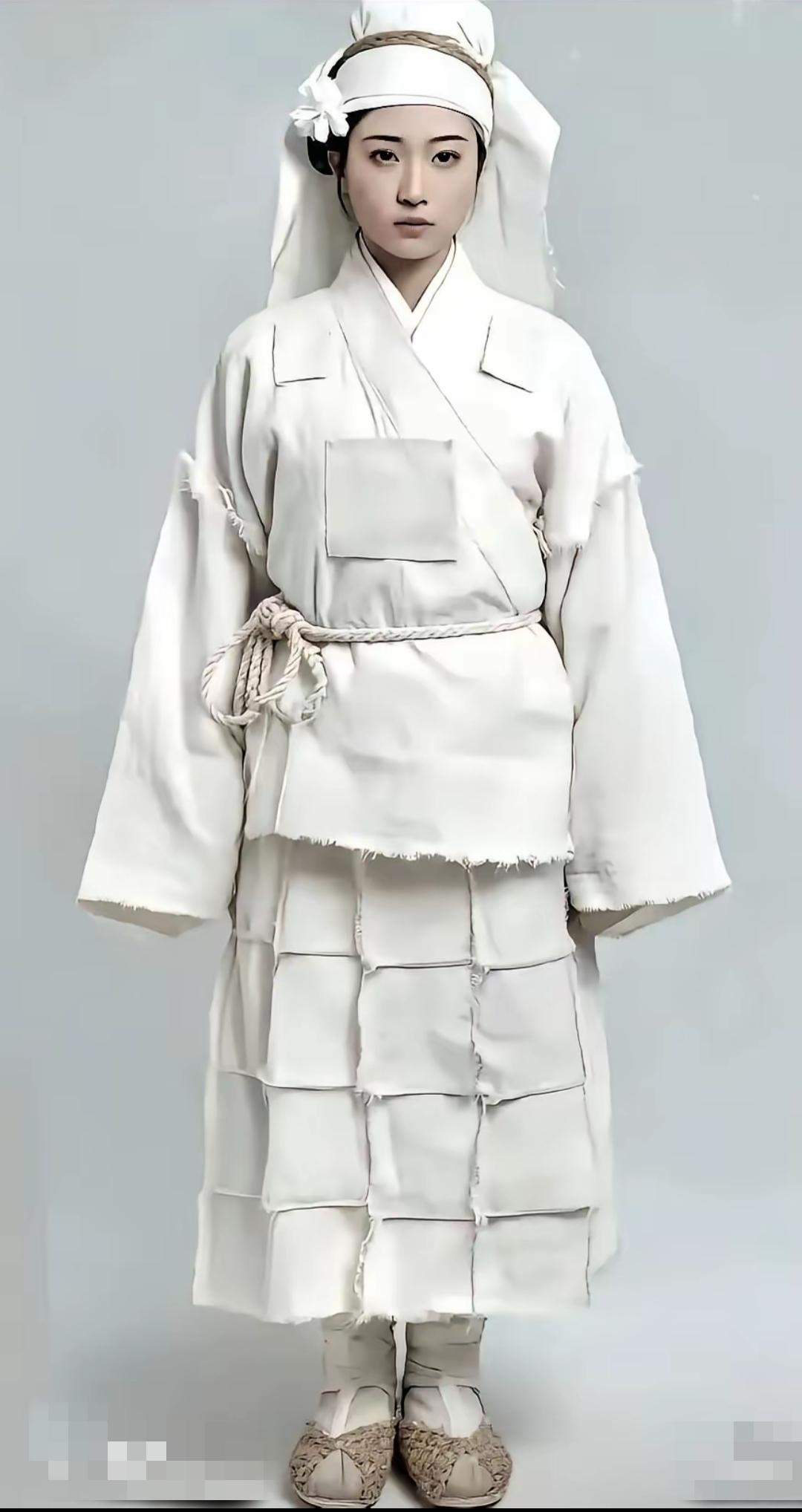巴黎世家设计师不是一般的天才，简直是“鬼才＂！中国农村办丧事的孝褂子都设计出来了