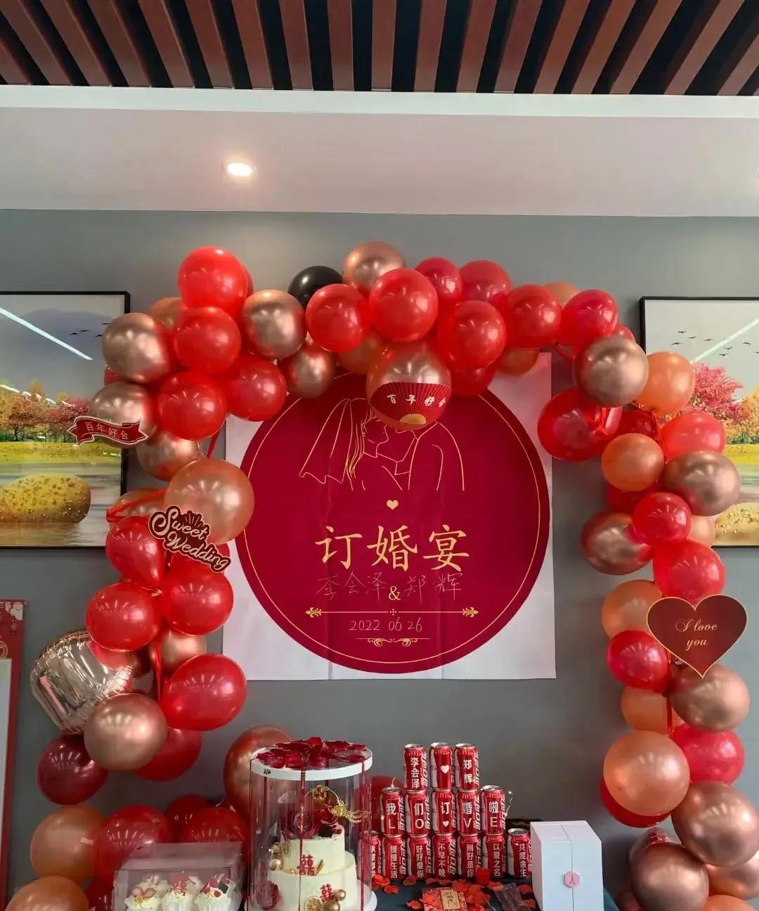 昨天下了点雨，在家歇了半天，邻居嫂子来我们家坐了一会。嫂子问我，儿子结婚的时候