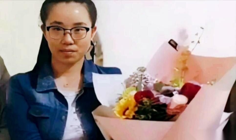 2017年西安街头的那场坠车旧事，结局极为罕见。一个医学生跪在柏油路上抢救摔倒大