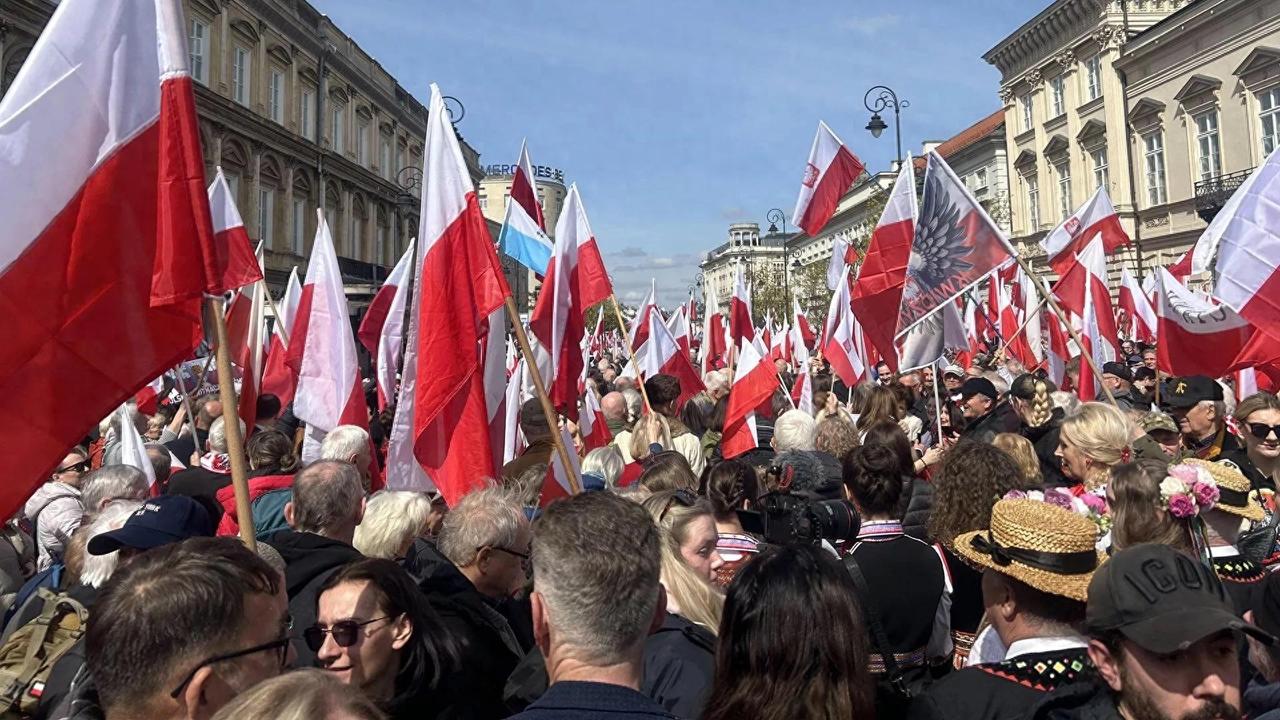 援乌援到“替人还债”？波兰养150万难民月烧百万，波兰议员骂疯了波兰议员格热