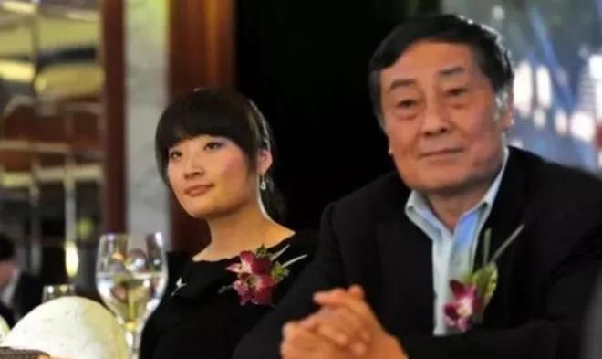 终于明白了宗馥莉“一语双关”的真正含义！在一次颁奖盛典的舞台聚光灯下，男主持人