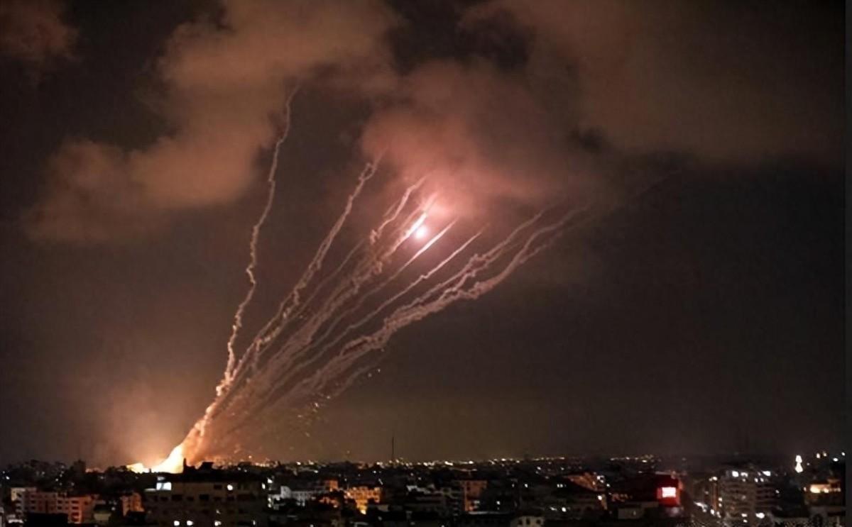 打起来了！打起来了！乌克兰导弹从天而降！目标是俄罗斯。乌克兰这事闹得有点