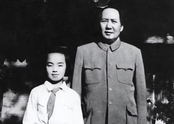 1952年6月1日，毛主席在接见少先队员代表时，听闻有一名孩子名叫左太北，亲切的
