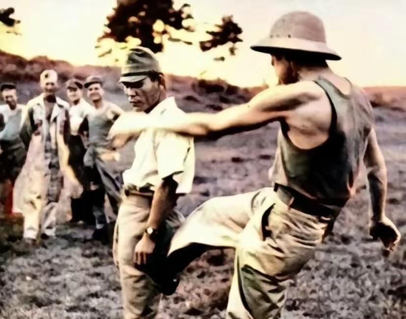 照片拍摄于1945年，太平洋的一个岛屿上，鬼子投降了，一名美军士兵冲着一个日寇军